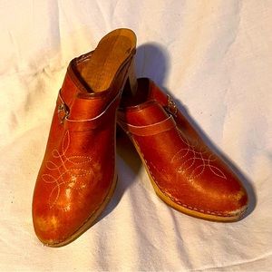 Vintage 60s Western Groovy Wooden Heeled Clogs Size 6